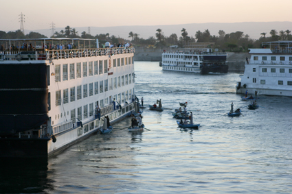 De jeunes Egyptiens partent à la recherche du client sur le Nil. Durant la haute saison, chaque semaine, 330 bateaux avec une centaine de touristes traversent le fleuve.
